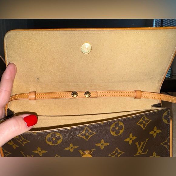 Louis Vuitton Monogram GM Twin Crossbody - Picture 8 of 8